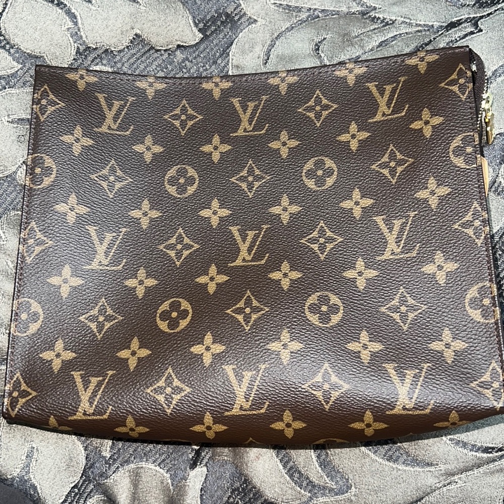 DISCONTINUED AUTHENTIC Louis Vuitton toiletry pouch 26. Purchase in 2020